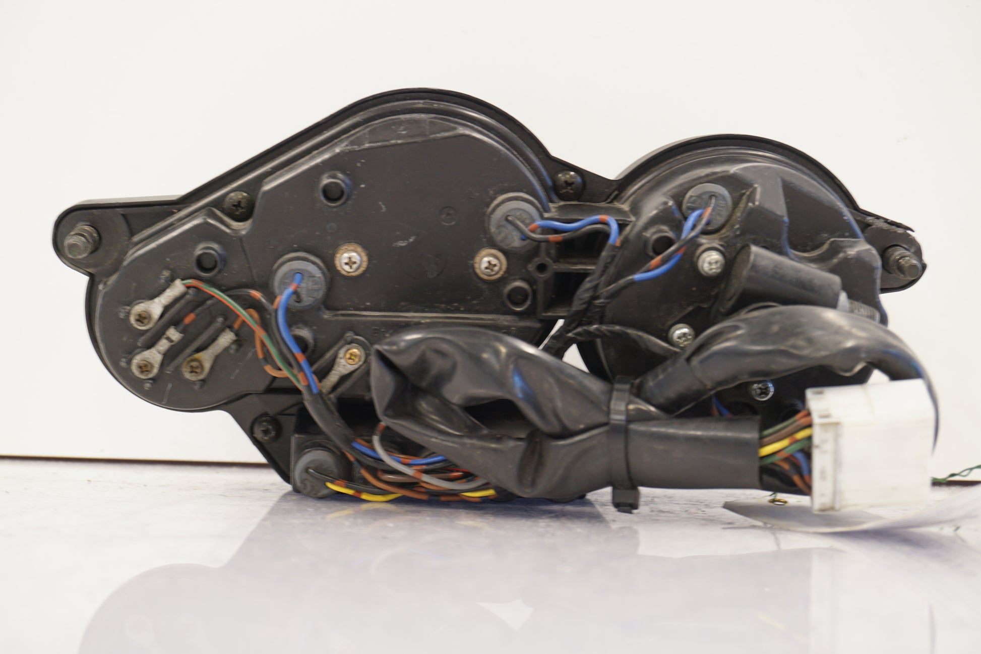 Snett nerifrån på Instrumentpanel från en Yamaha YZF 750 R -1993 motorcykel.