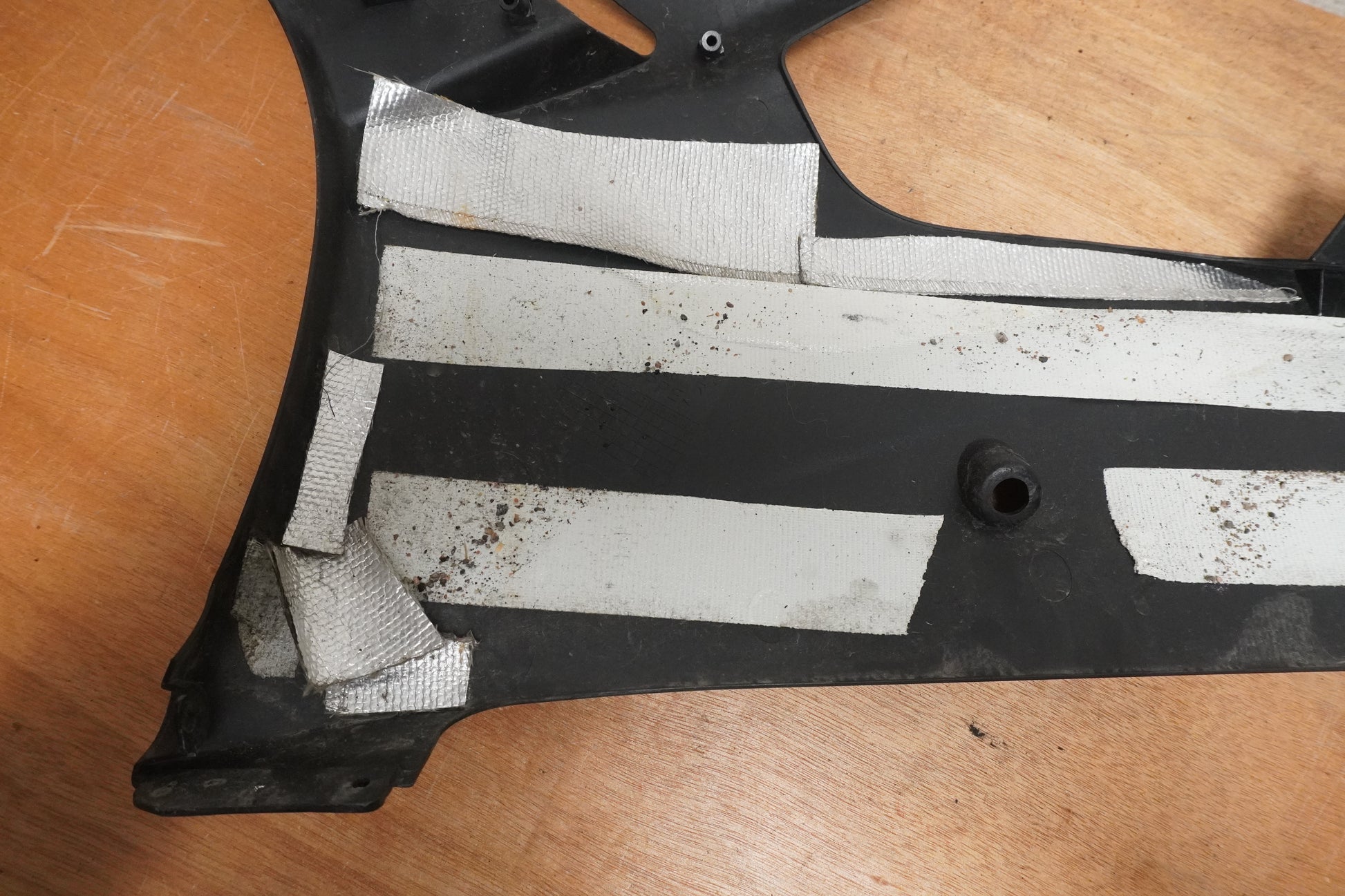 Vänster sida på Magkåpa från en Yamaha YZF R6 -2006 motorcykel.