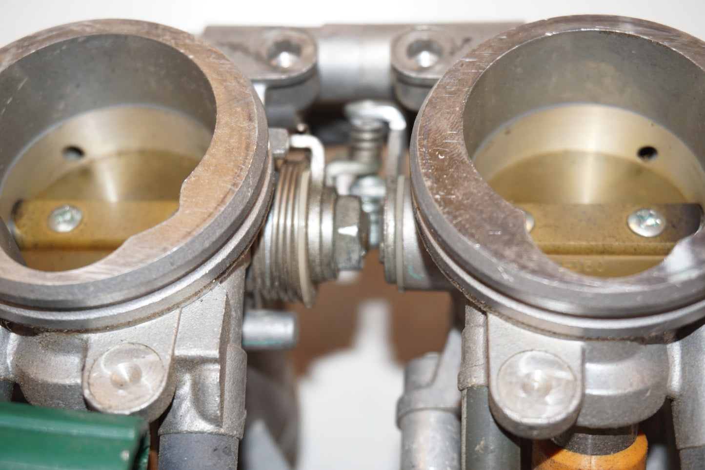 Snett nerifrån på Spjällhus från en Yamaha FZ-6 -2007 motorcykel.