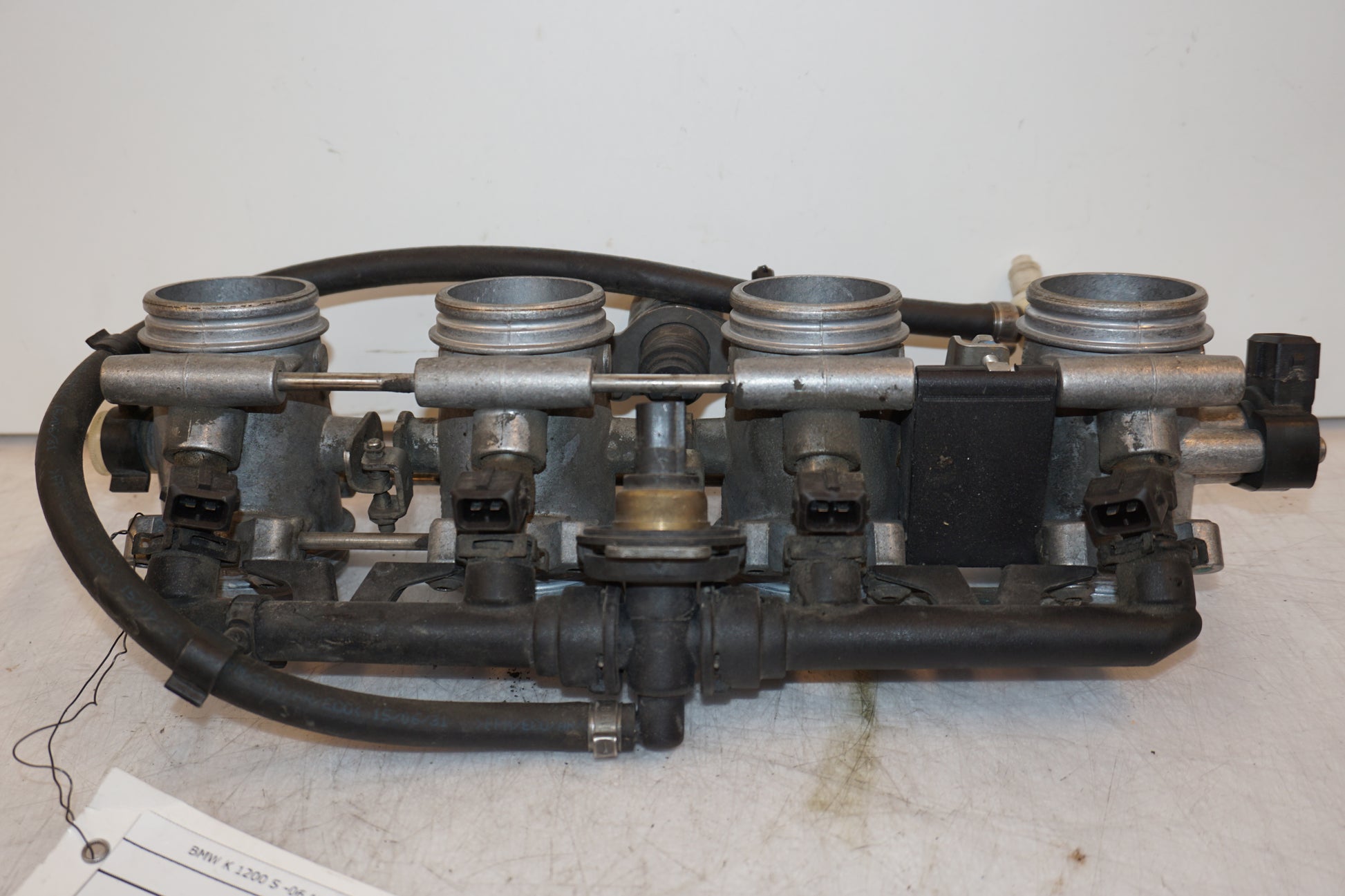 Baksidan på Spjällhus från en BMW K 1200 S -2006 motorcykel.