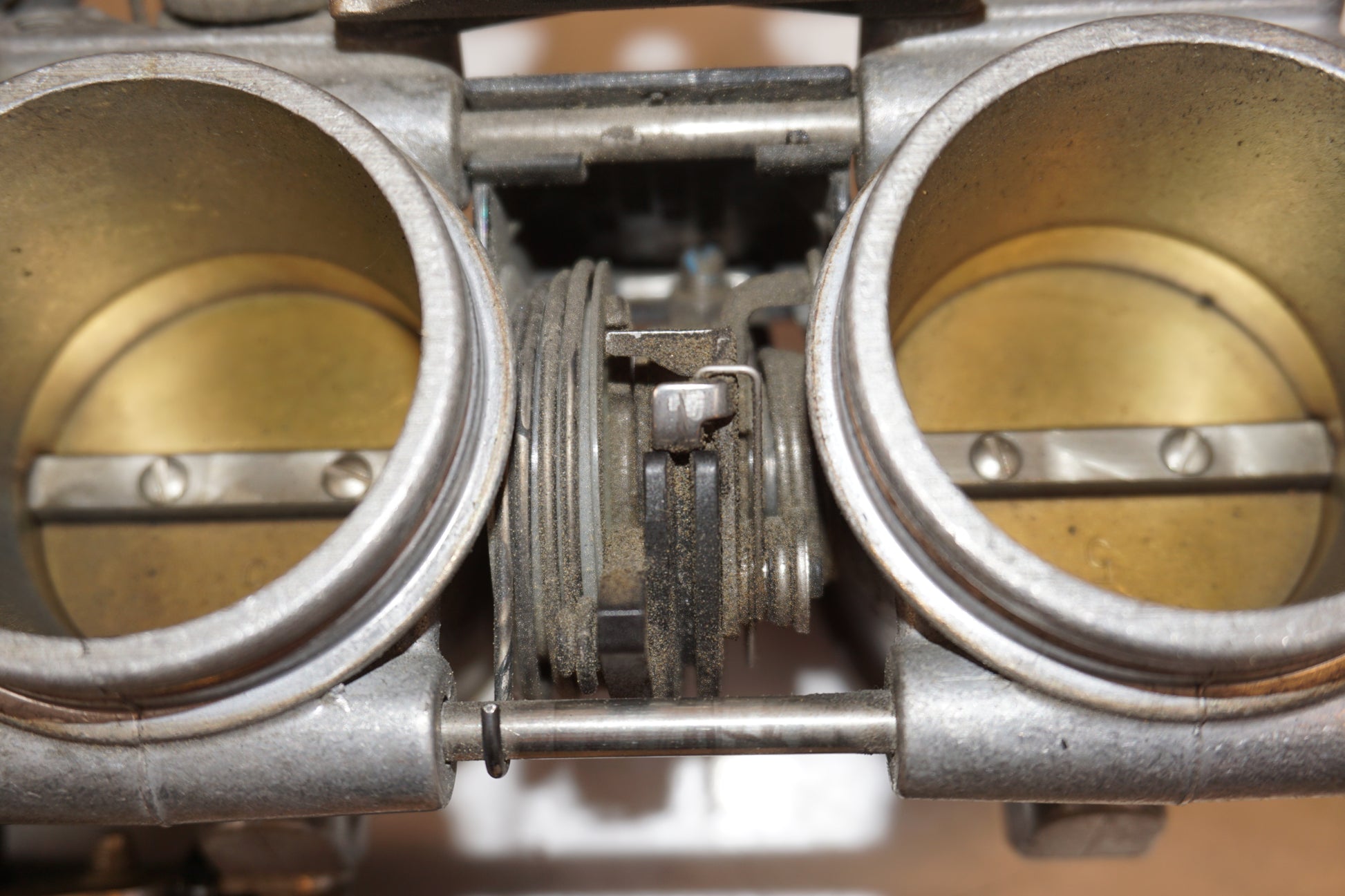 Snett uppifrån på Spjällhus från en BMW K 1200 S -2006 motorcykel.