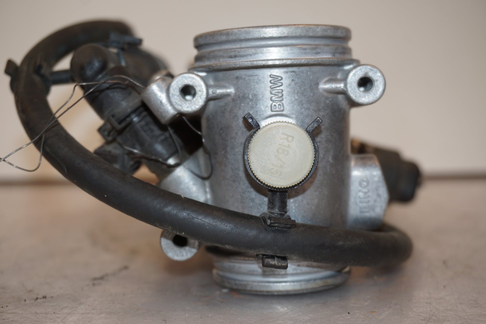 Snett nerifrån på Spjällhus från en BMW K 1200 S -2006 motorcykel.