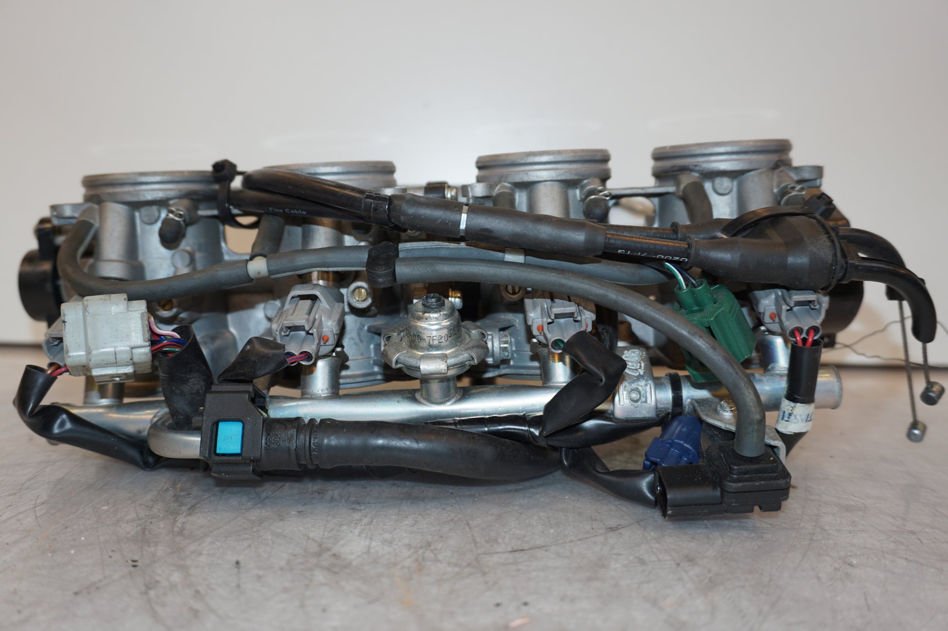 Höger sida på Insprutbrygga från en Yamaha YZF 1000 R1 -2008 motorcykel.