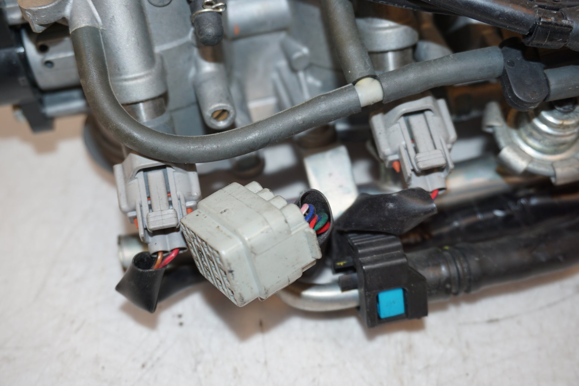 Vänster sida på Insprutbrygga från en Yamaha YZF 1000 R1 -2008 motorcykel.