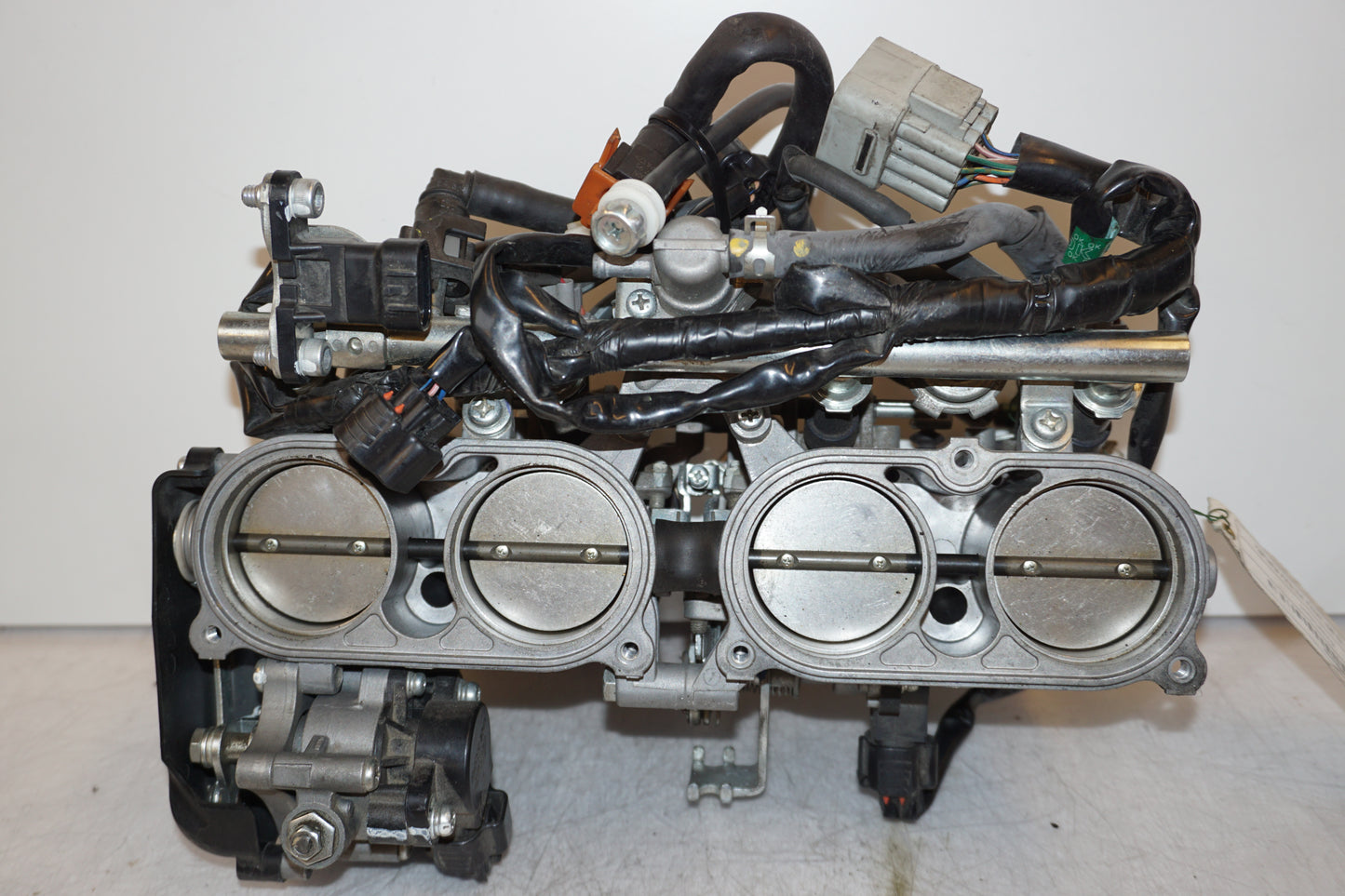 Framsidan på Spjällhus från en Yamaha FZ1-SA -2008 motorcykel.