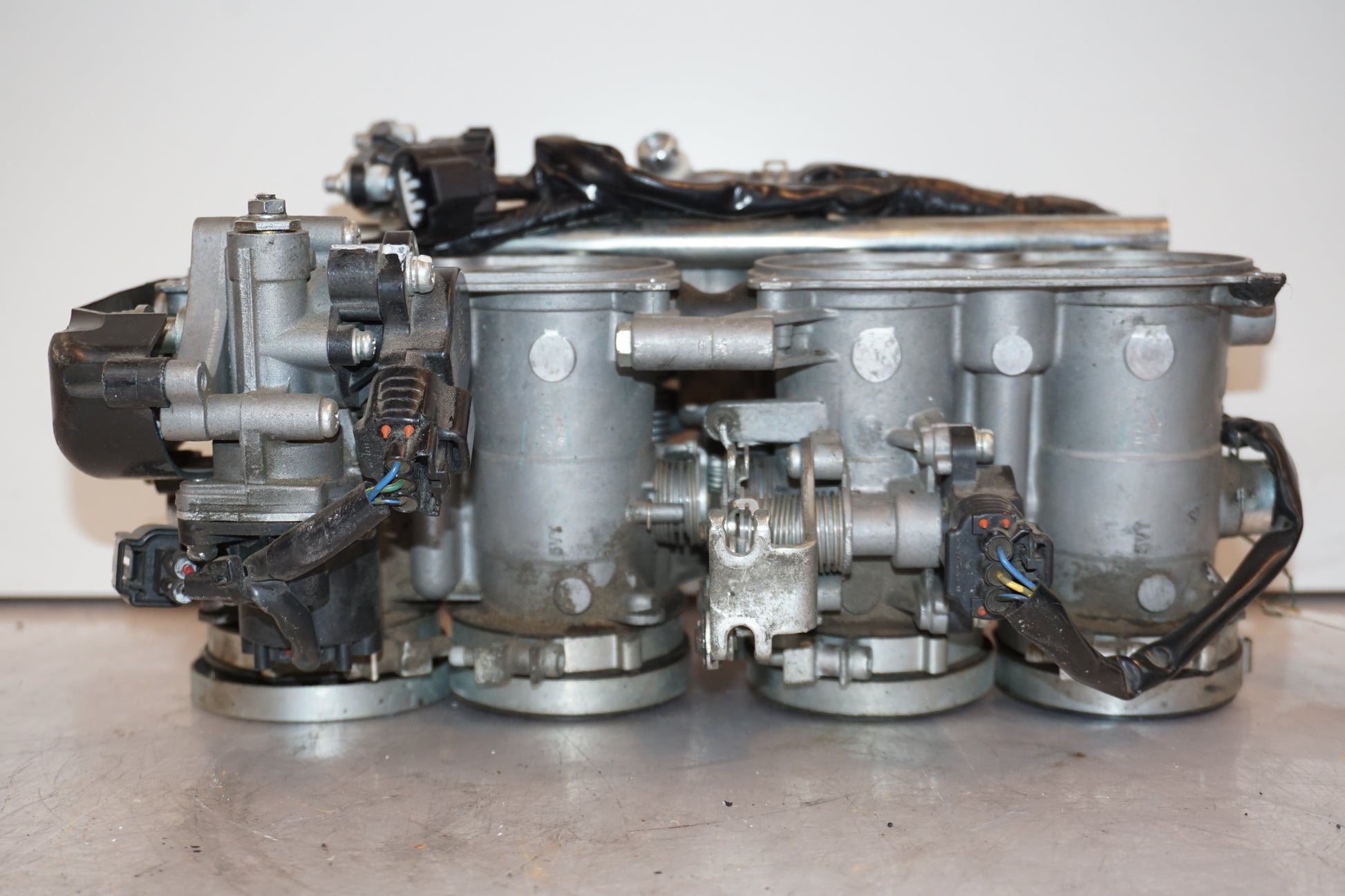 Baksidan på Spjällhus från en Yamaha FZ1-SA -2008 motorcykel.