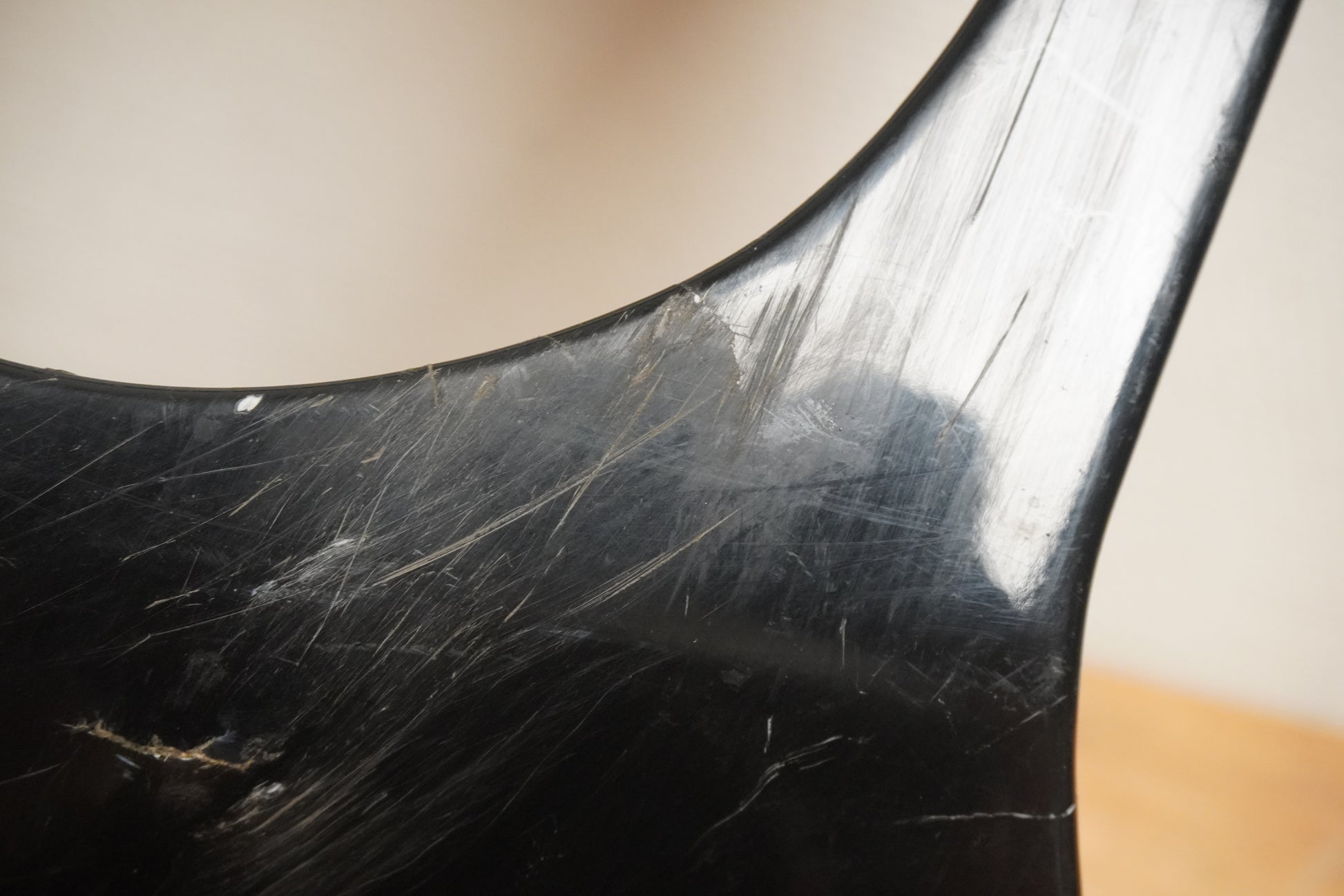 Snett nerifrån på Magkåpa från en Yamaha YZF R6 -2003 motorcykel.