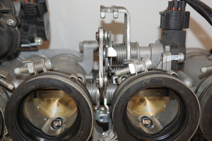 Snett nerifrån på Spjällhus från en Yamaha FZ1-SA -2008 motorcykel.