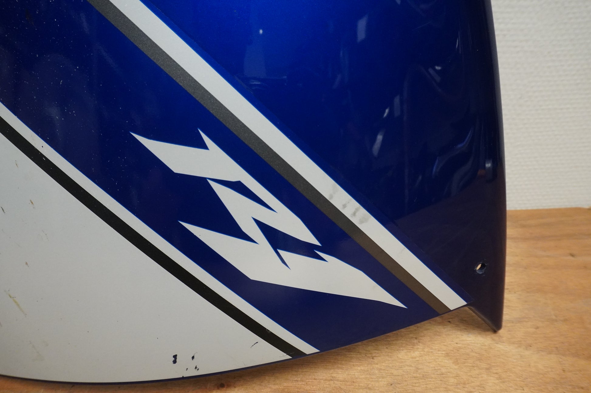 Höger sida på Sidkåpa från en Yamaha YZF 1000 R1 -2010 motorcykel.