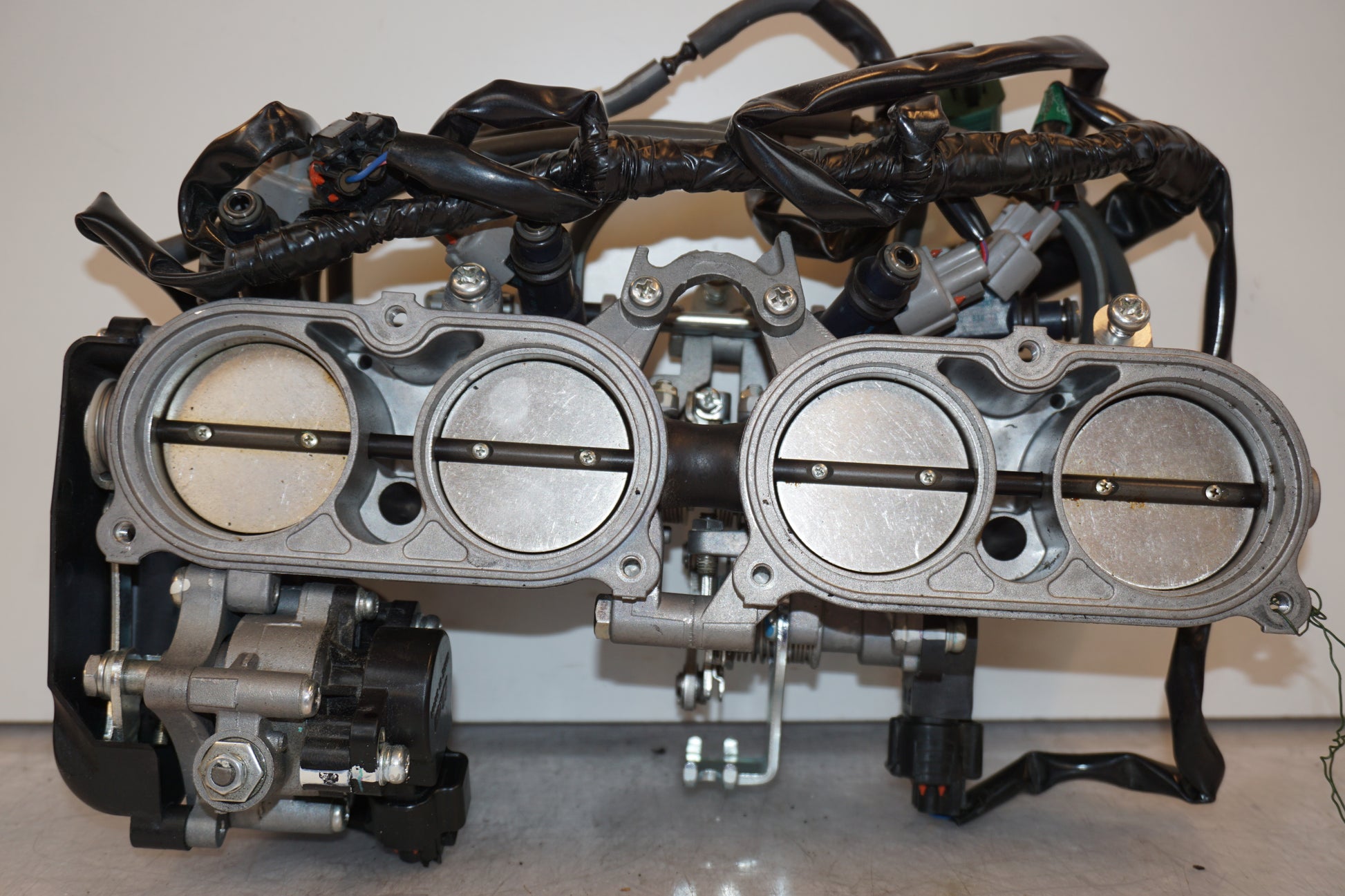 Framsidan på Spjällhus från en Yamaha FZ-1 N -2009 motorcykel.