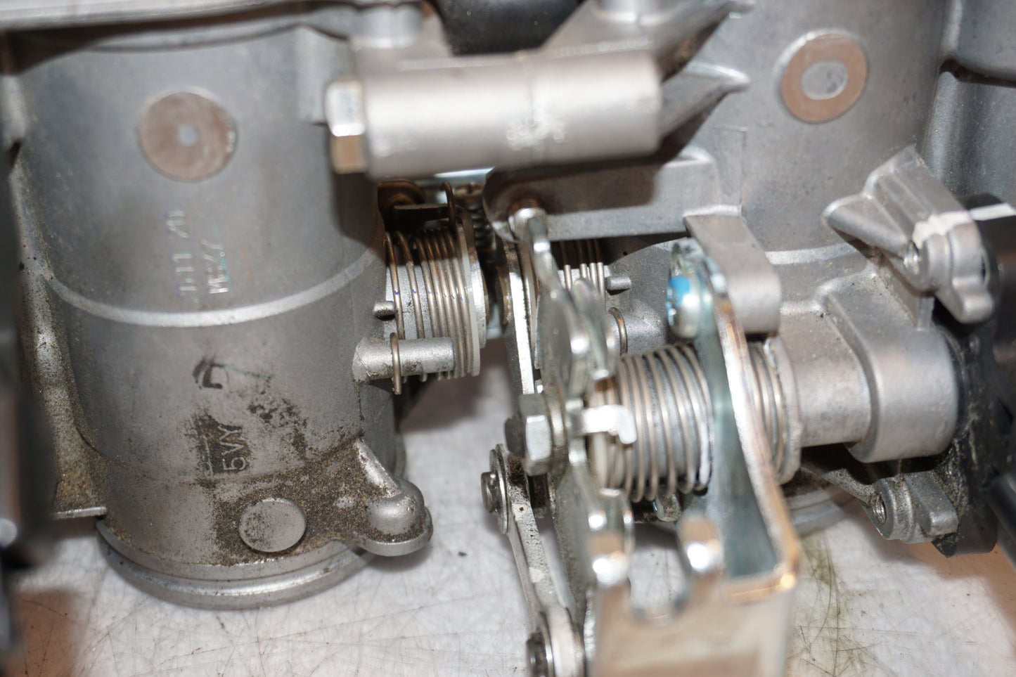 Höger sida på Spjällhus från en Yamaha FZ-1 N -2009 motorcykel.