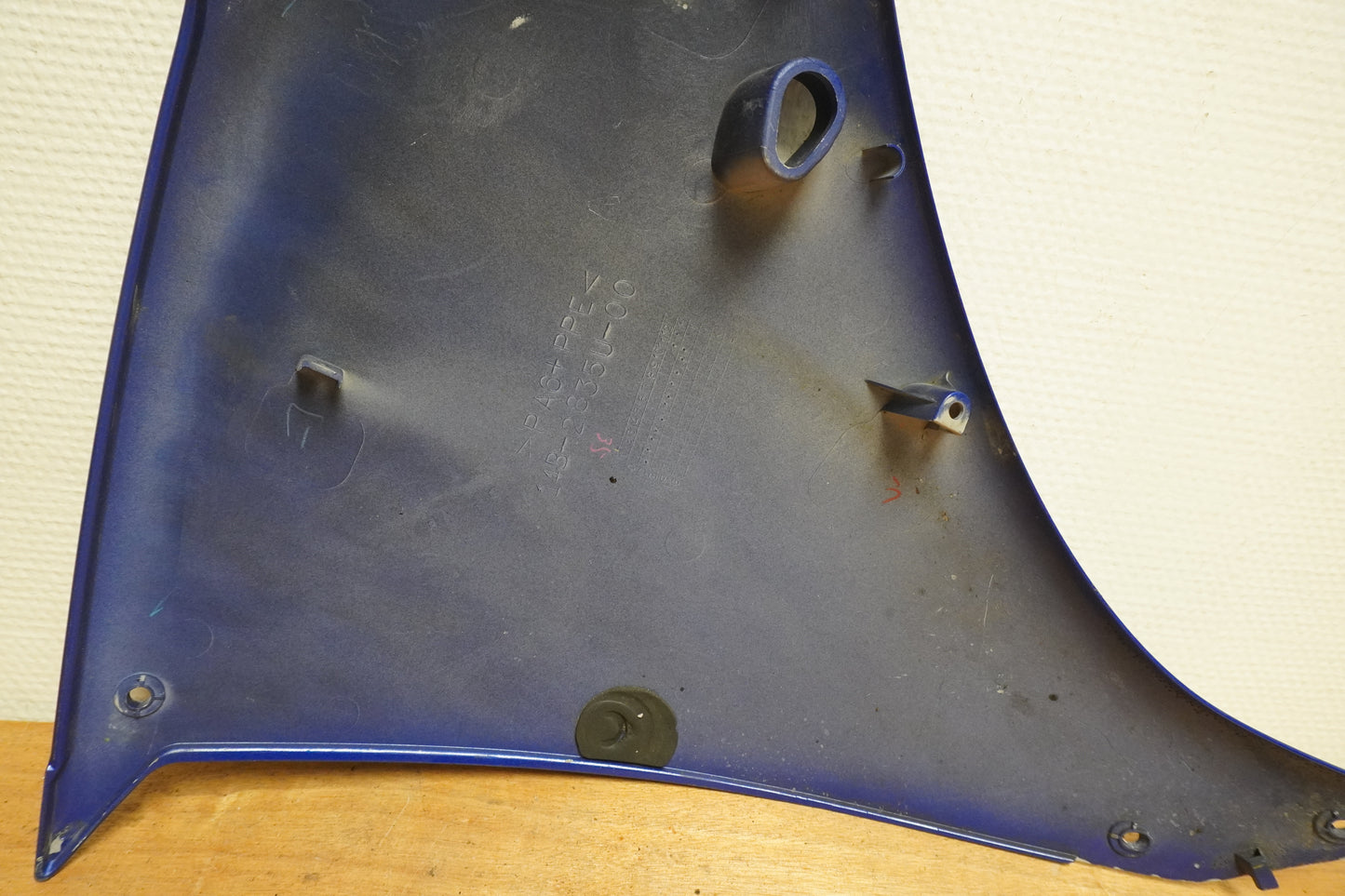 Snett nerifrån på Sidkåpa från en Yamaha YZF 1000 R1 -2010 motorcykel.