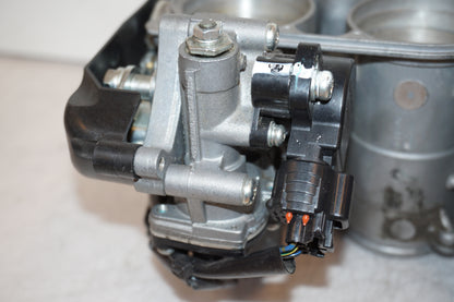 Vänster sida på Spjällhus från en Yamaha FZ-1 N -2009 motorcykel.