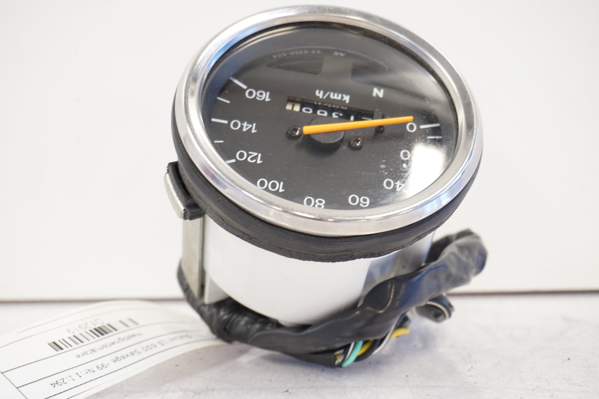 Vänster sida på Hastighetsmätare från en Suzuki LS 650 -1999 motorcykel.