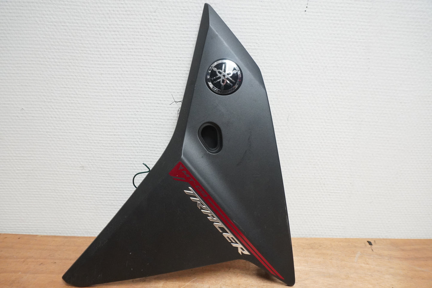 Framsidan på Sidkåpa från en Yamaha MT-09 Tracer -2016 motorcykel.