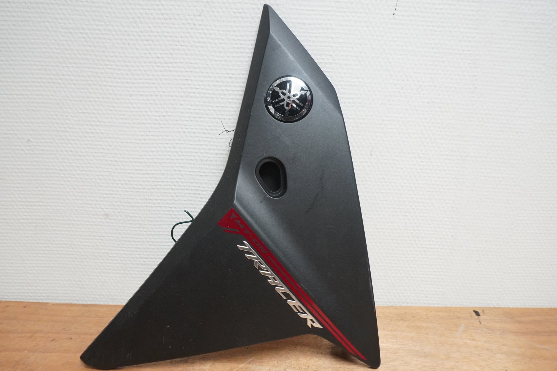 Framsidan på Sidkåpa från en Yamaha MT-09 Tracer -2016 motorcykel.