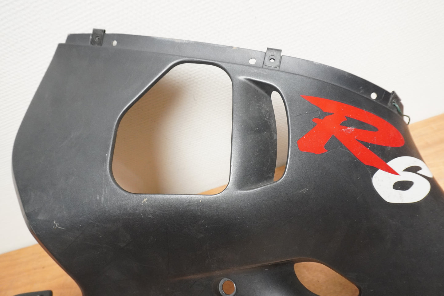 Baksidan på Magkåpa från en Yamaha YZF R6 -2000 motorcykel.