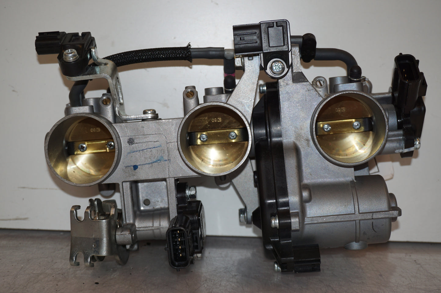 Framsidan på Spjällhus från en Yamaha MT-09 Tracer -2015 motorcykel.