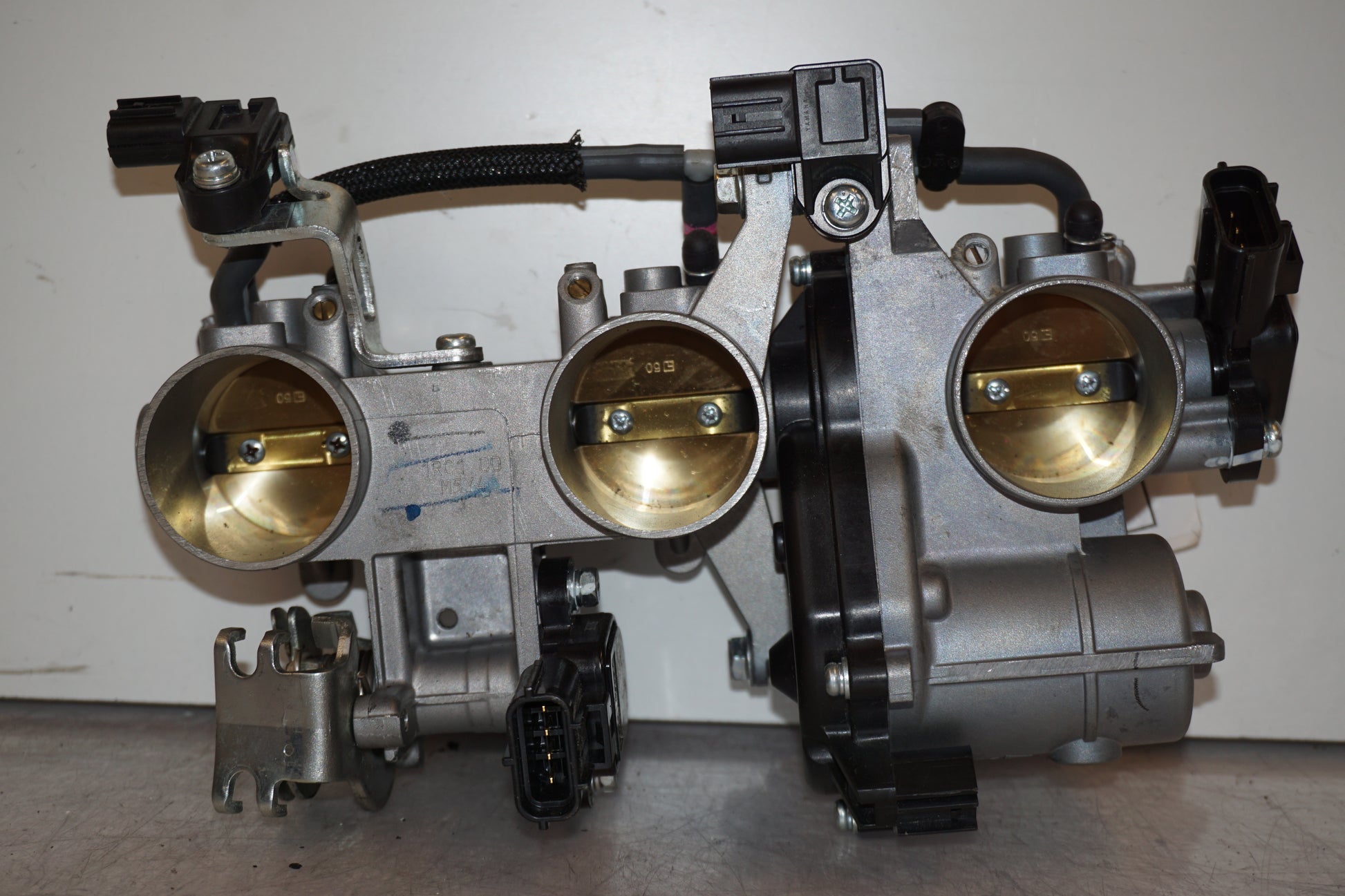 Framsidan på Spjällhus från en Yamaha MT-09 Tracer -2015 motorcykel.