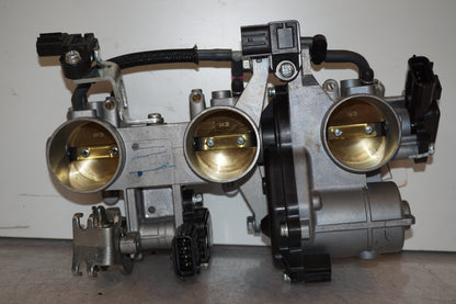 Framsidan på Spjällhus från en Yamaha MT-09 Tracer -2015 motorcykel.