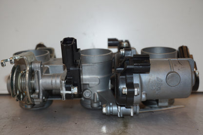 Baksidan på Spjällhus från en Yamaha MT-09 Tracer -2015 motorcykel.