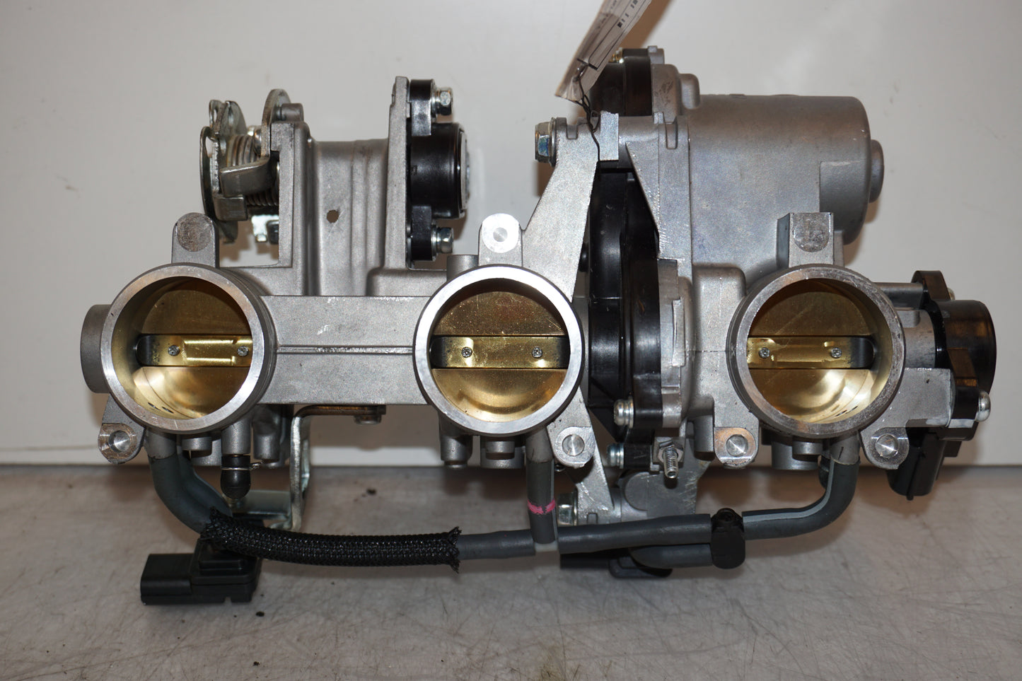 Höger sida på Spjällhus från en Yamaha MT-09 Tracer -2015 motorcykel.