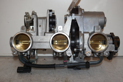 Höger sida på Spjällhus från en Yamaha MT-09 Tracer -2015 motorcykel.