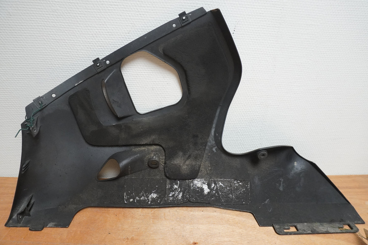 Snett nerifrån på Magkåpa från en Yamaha YZF R6 -2000 motorcykel.