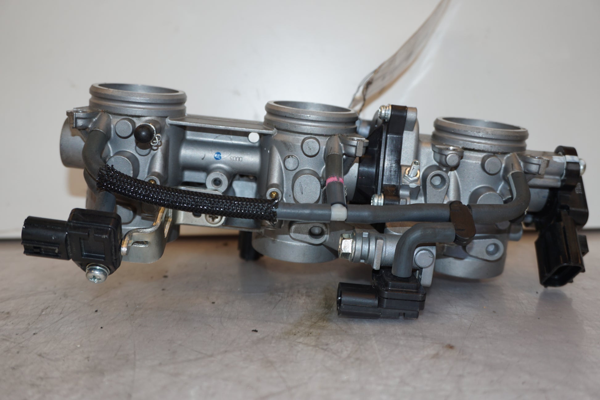 Vänster sida på Spjällhus från en Yamaha MT-09 Tracer -2015 motorcykel.