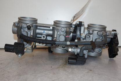 Vänster sida på Spjällhus från en Yamaha MT-09 Tracer -2015 motorcykel.