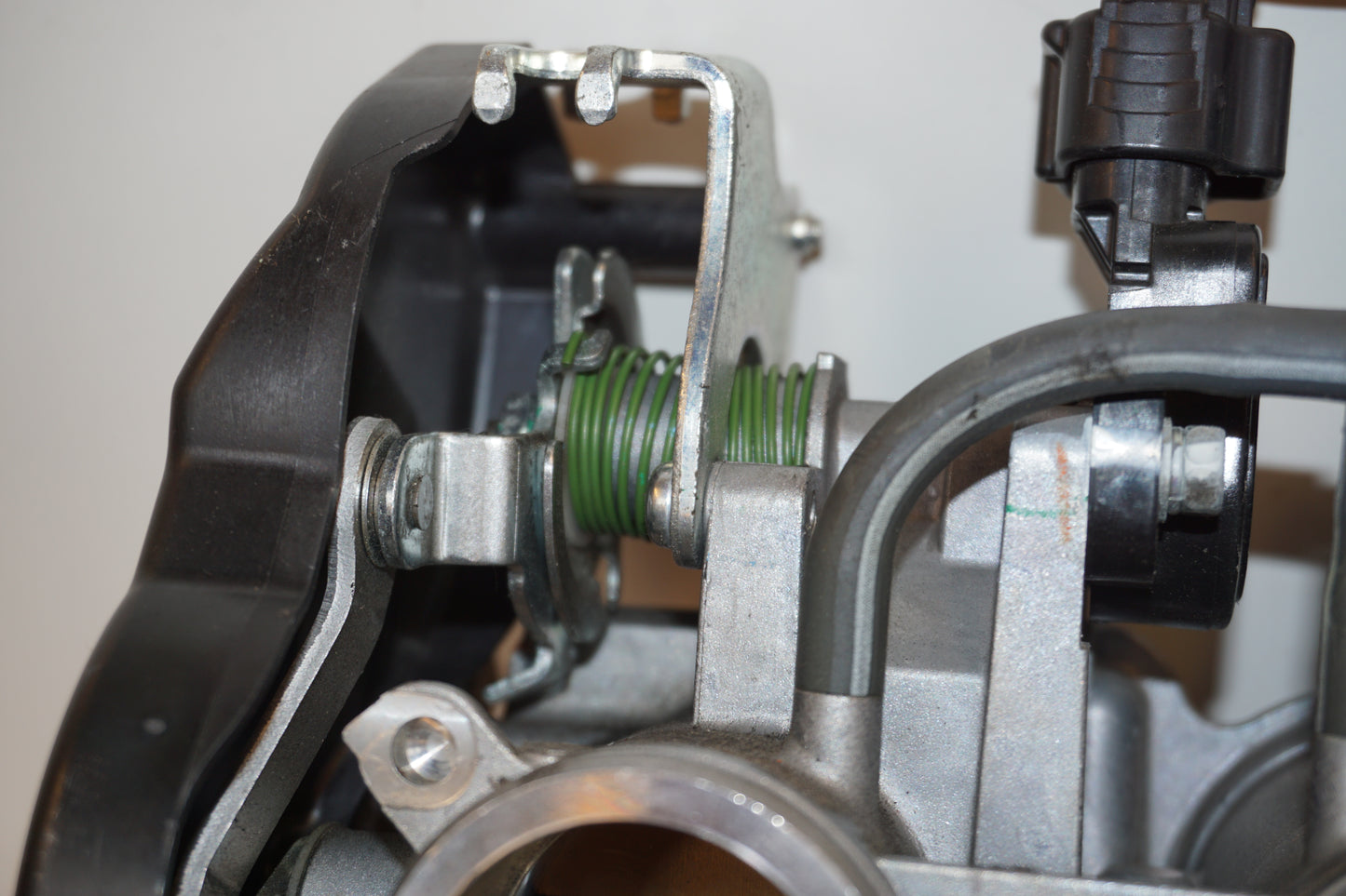 Snett uppifrån på Spjällhus från en Yamaha FZ-8 -2011 motorcykel.