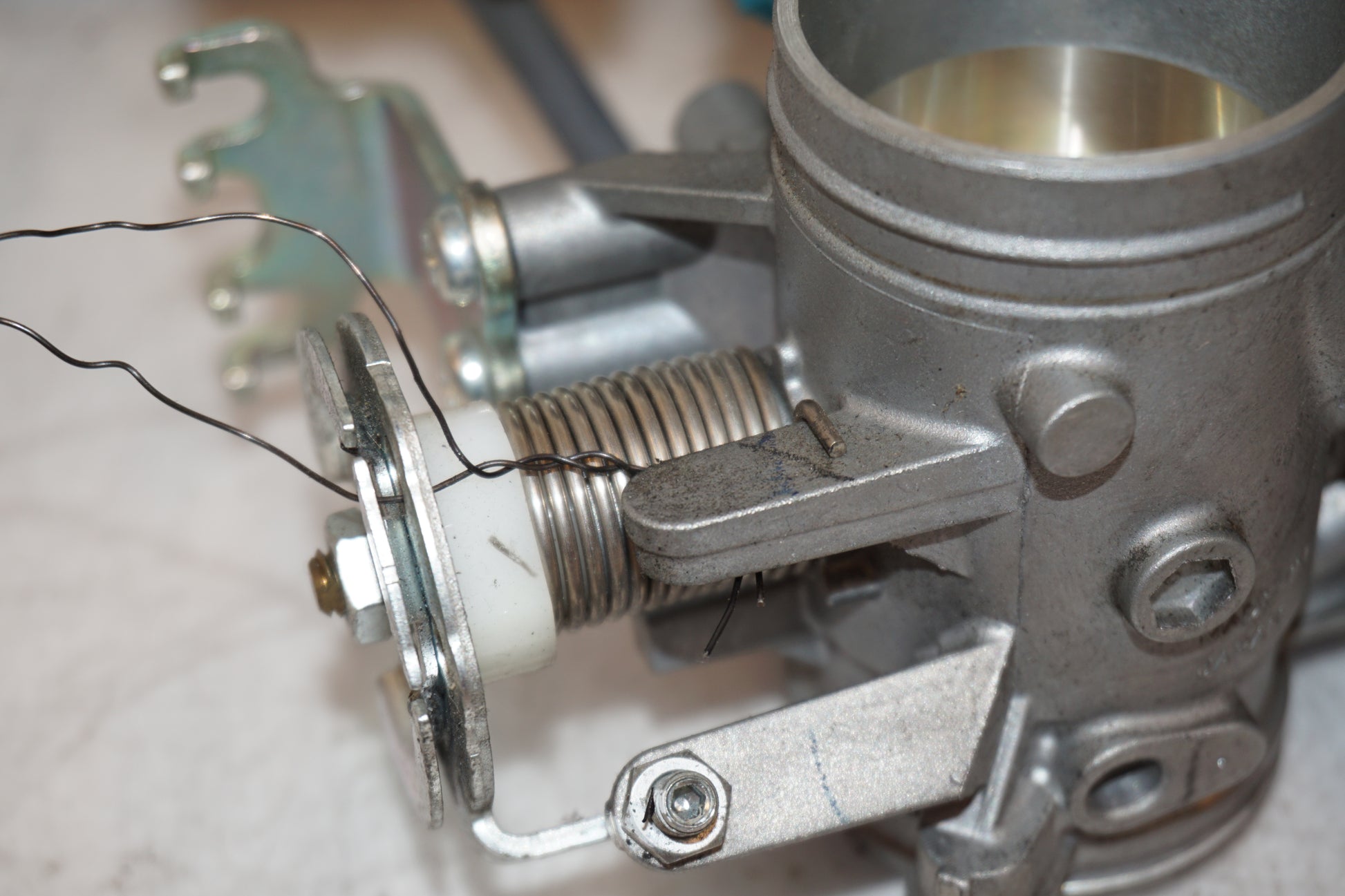 Vänster sida på Spjällhus från en Yamaha MT-07 -2014 motorcykel.