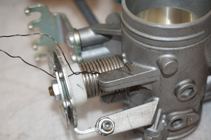 Vänster sida på Spjällhus från en Yamaha MT-07 -2014 motorcykel.