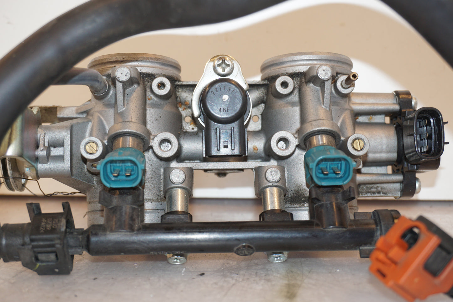 Snett nerifrån på Spjällhus från en Yamaha MT-07 -2014 motorcykel.