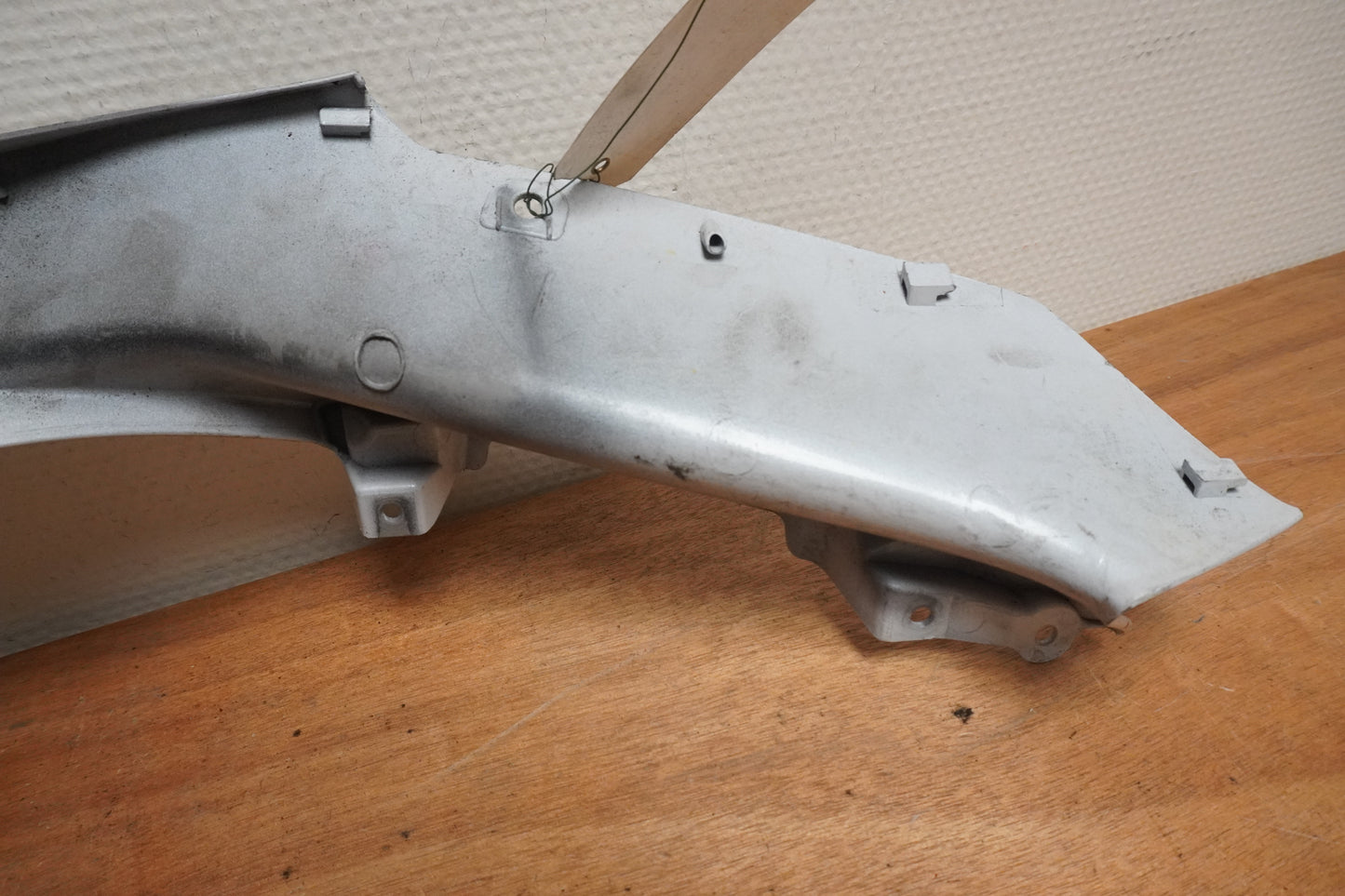 Snett nerifrån på Sidkåpa från en Yamaha YZF 1000 R1 -2007 motorcykel.