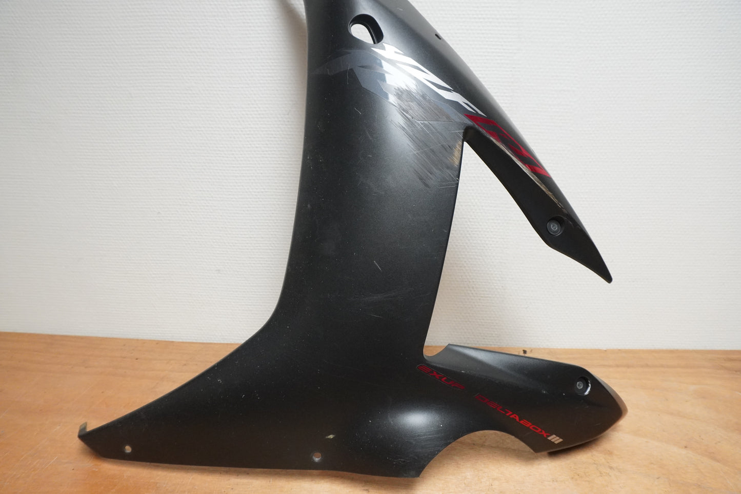 Framsidan på Sidkåpa från en Yamaha YZF 1000 R1 -2002 motorcykel.