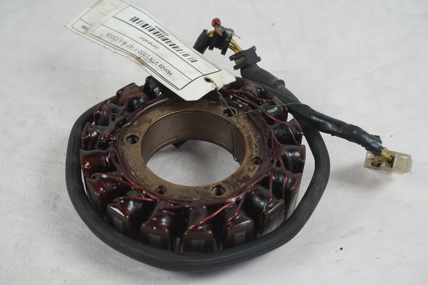 Framsidan på Generator från en Honda VTR 1000 F -1997 motorcykel.