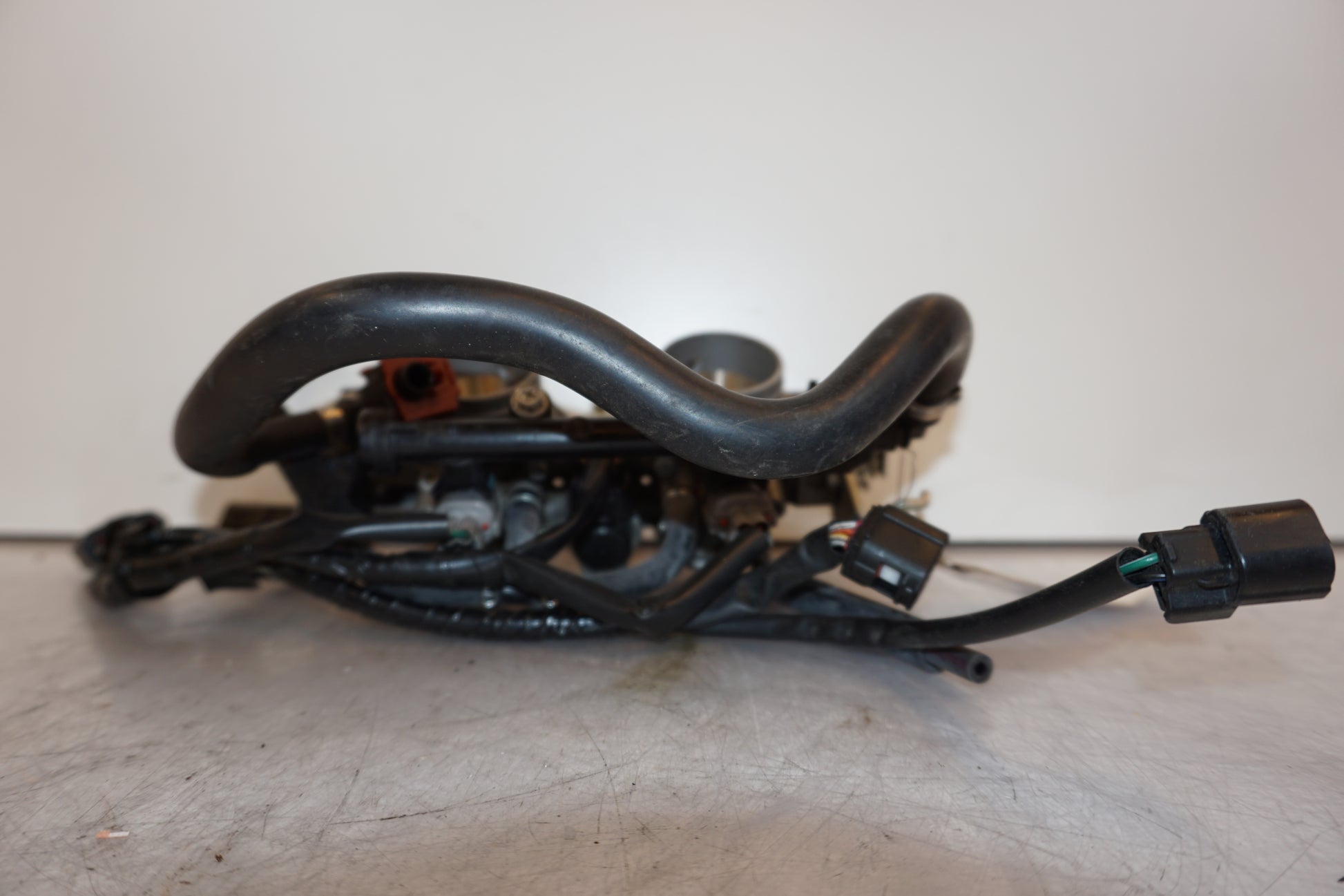 Höger sida på Spjällhus från en Yamaha MT-07 Tracer -2016 motorcykel.