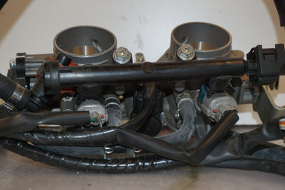 Vänster sida på Spjällhus från en Yamaha MT-07 Tracer -2016 motorcykel.