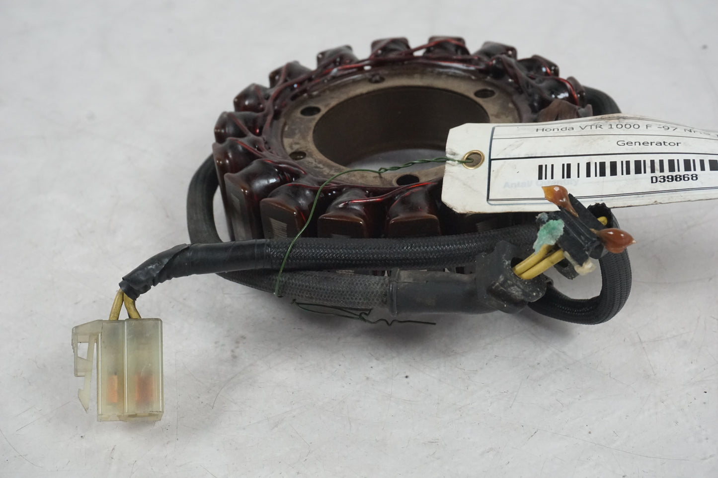 Höger sida på Generator från en Honda VTR 1000 F -1997 motorcykel.