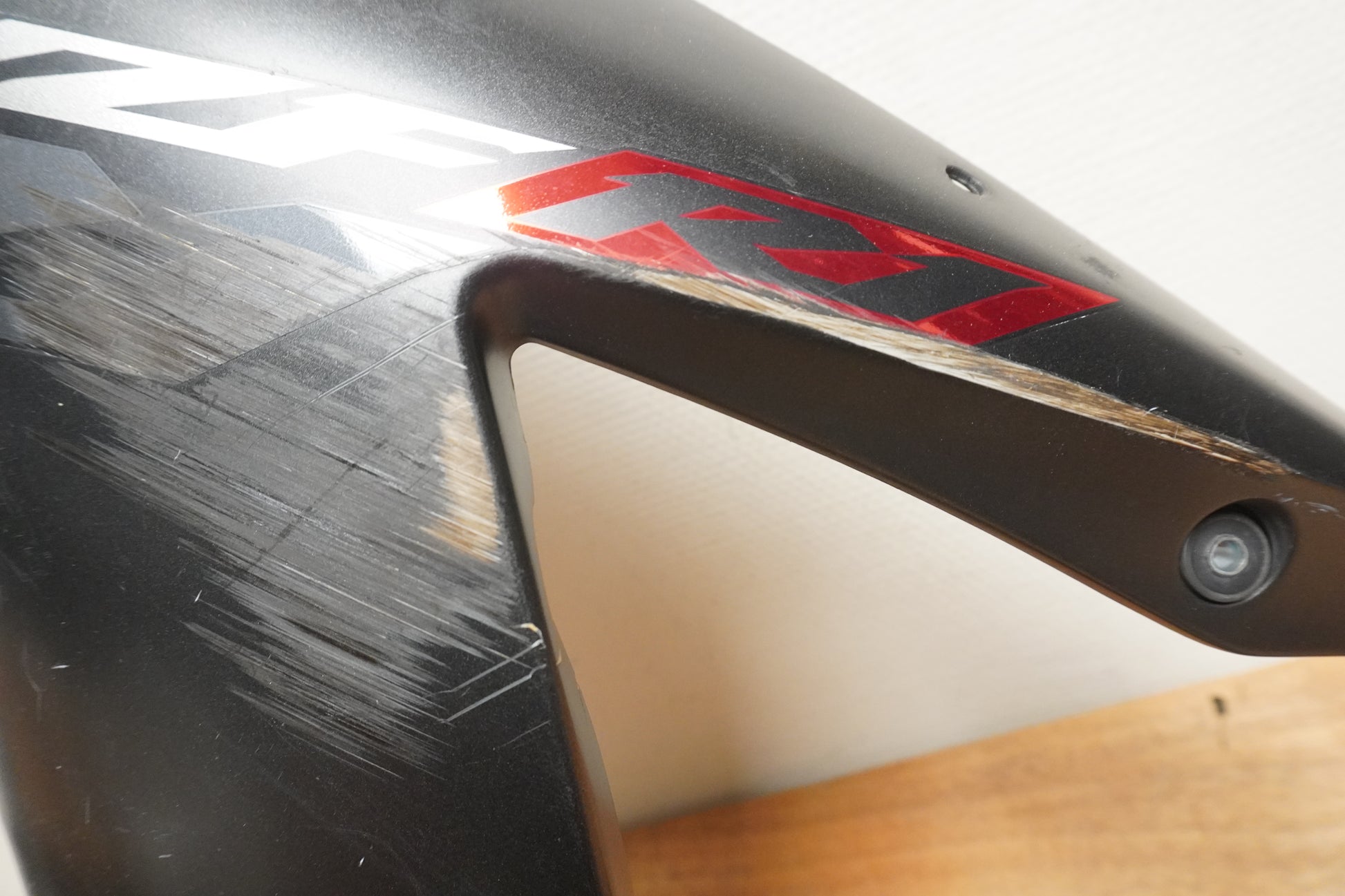 Snett uppifrån på Sidkåpa från en Yamaha YZF 1000 R1 -2002 motorcykel.