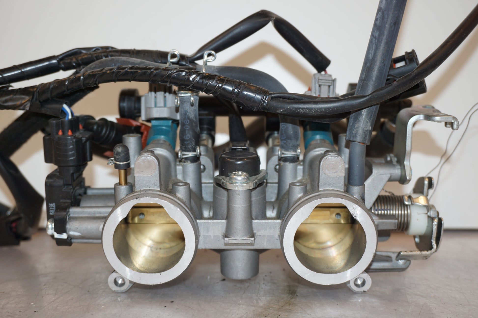 Snett uppifrån på Spjällhus från en Yamaha MT-07 Tracer -2016 motorcykel.