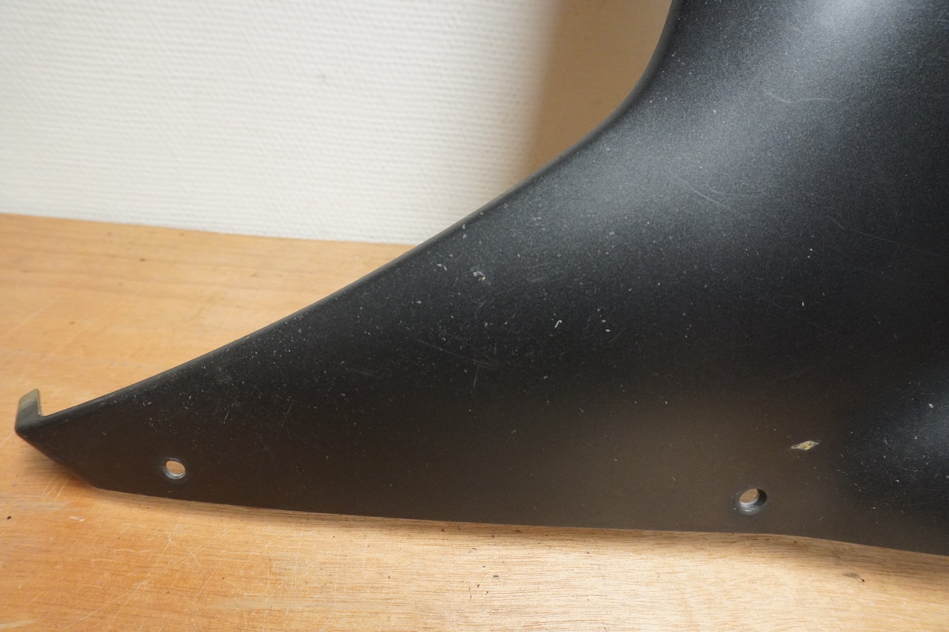 Snett nerifrån på Sidkåpa från en Yamaha YZF 1000 R1 -2002 motorcykel.