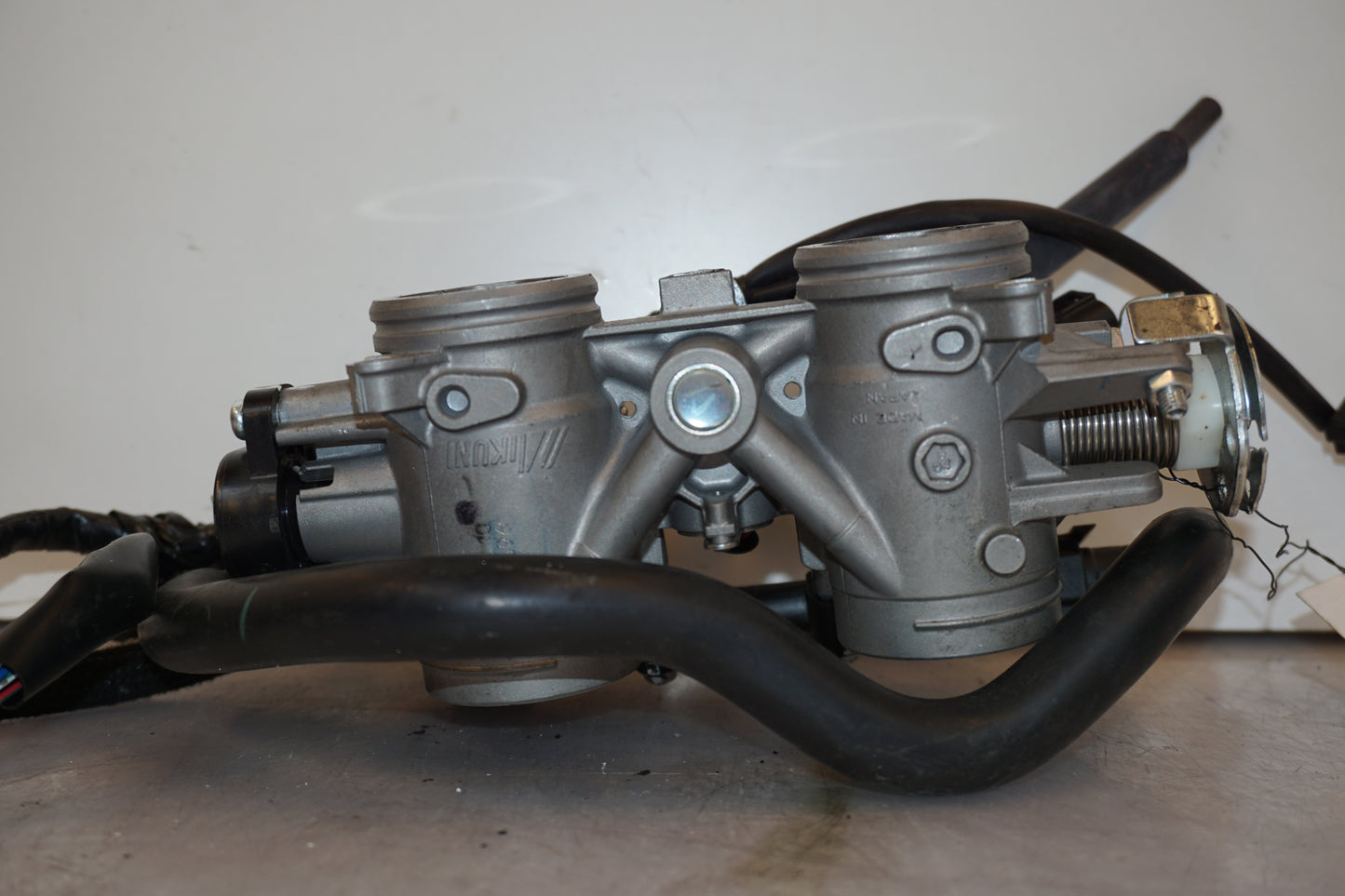 Snett nerifrån på Spjällhus från en Yamaha MT-07 Tracer -2016 motorcykel.