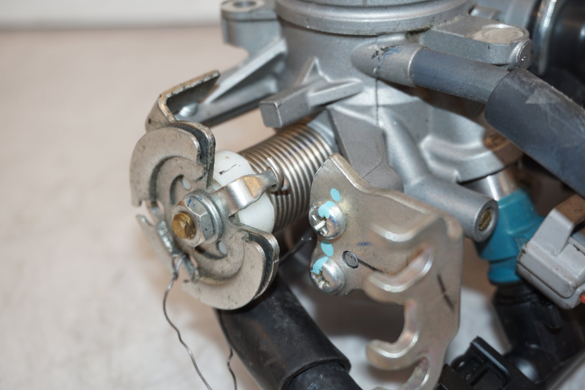 Extrabild4 på Spjällhus från en Yamaha MT-07 Tracer -2016 motorcykel.