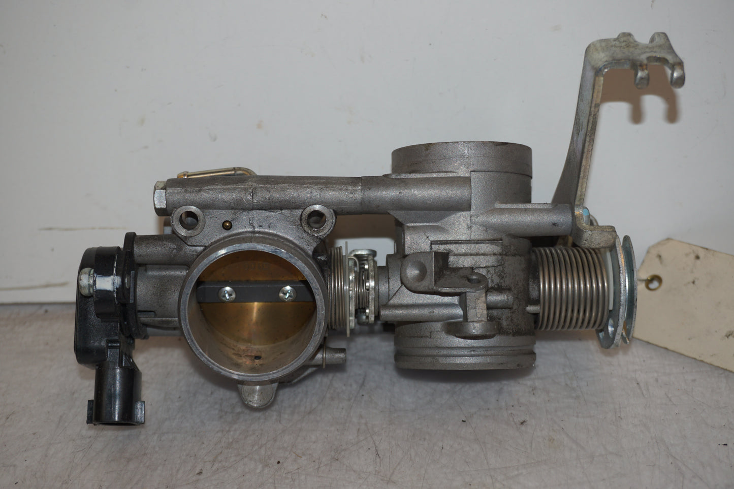 Framsidan på Spjällhus från en Yamaha MT-01 -2009 motorcykel.