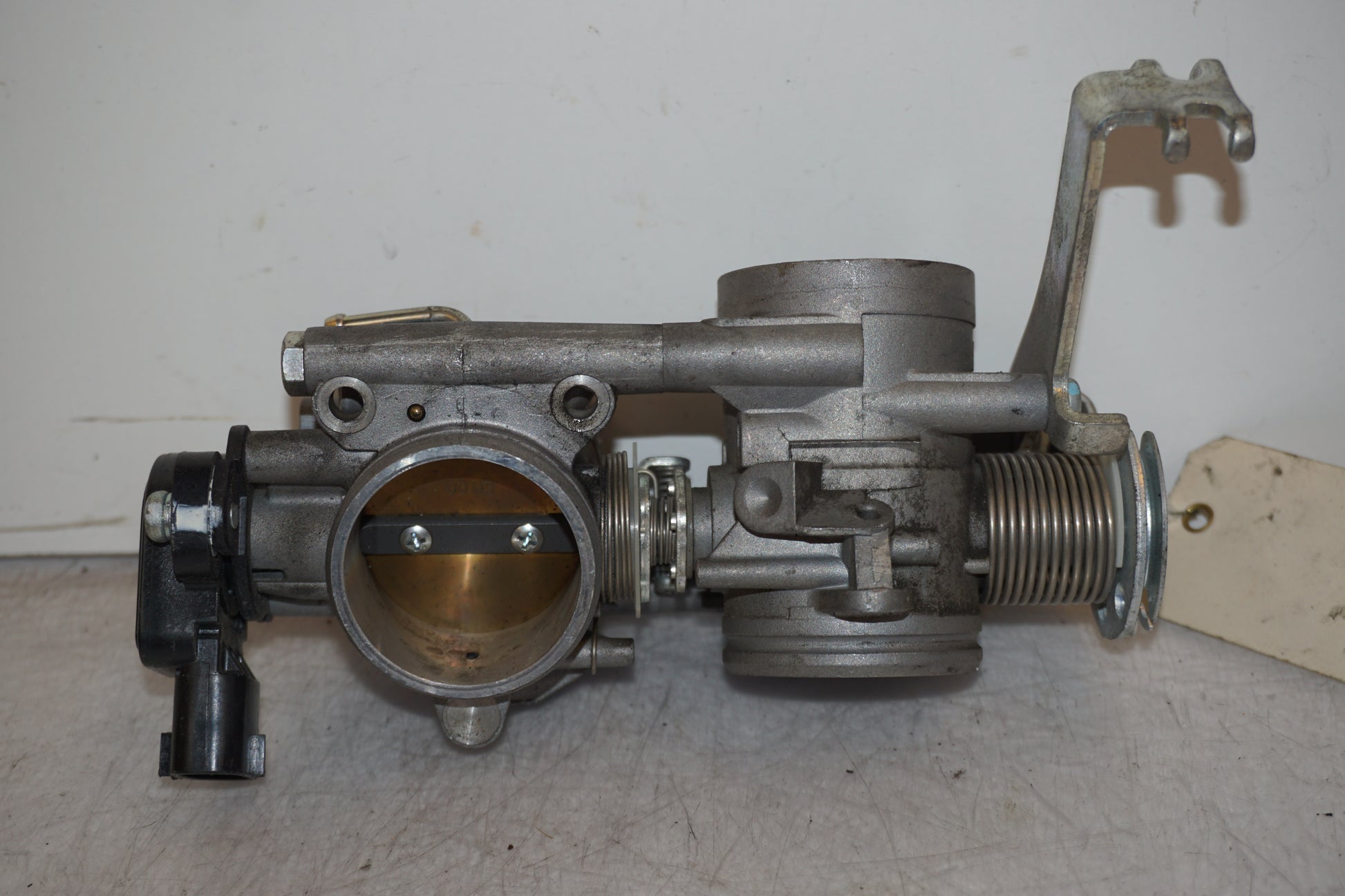 Framsidan på Spjällhus från en Yamaha MT-01 -2009 motorcykel.