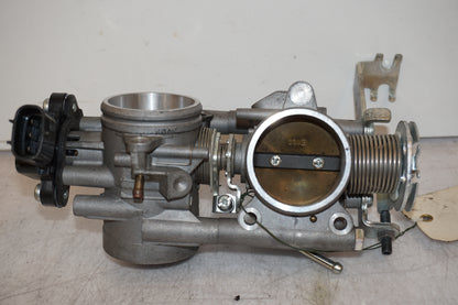 Baksidan på Spjällhus från en Yamaha MT-01 -2009 motorcykel.