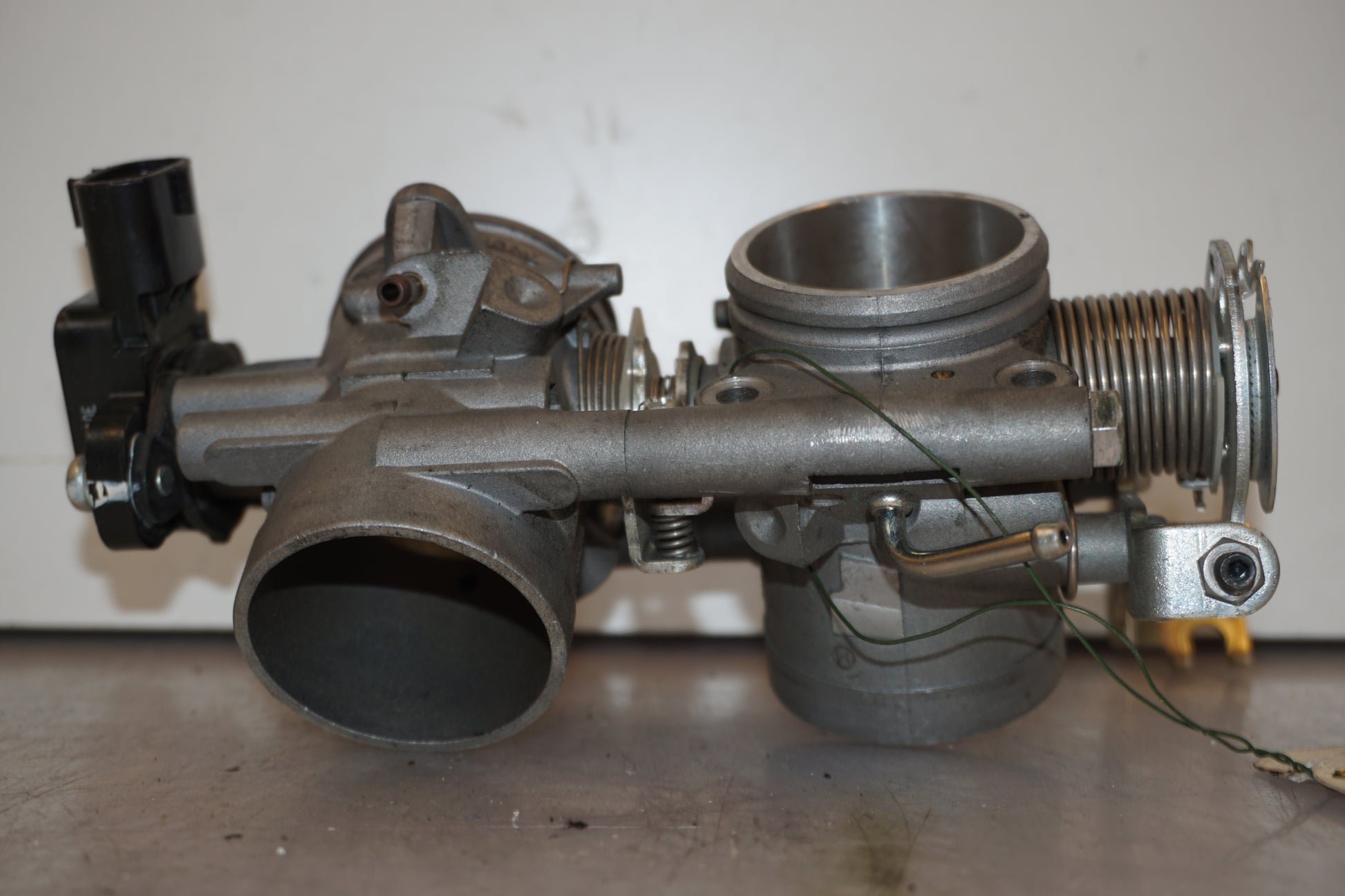 Höger sida på Spjällhus från en Yamaha MT-01 -2009 motorcykel.