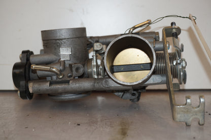 Vänster sida på Spjällhus från en Yamaha MT-01 -2009 motorcykel.